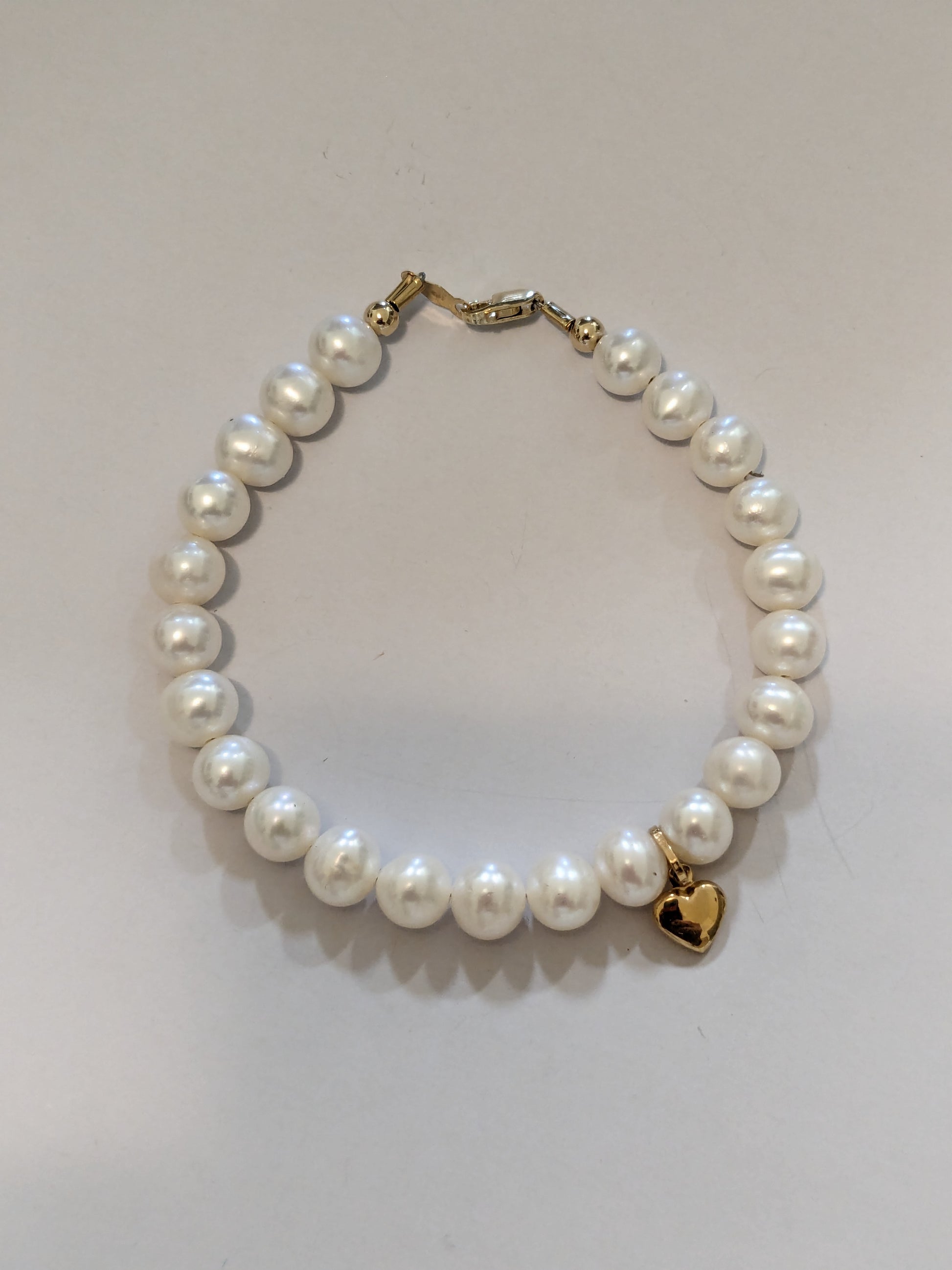 14 KT Gold Mindy Harris Pearl Bracelet with Puffy heart 7mm charm  finished with lobster clasp and polished beads