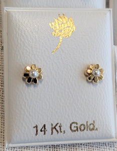 14 KT Daisy Pearl bead set in flower