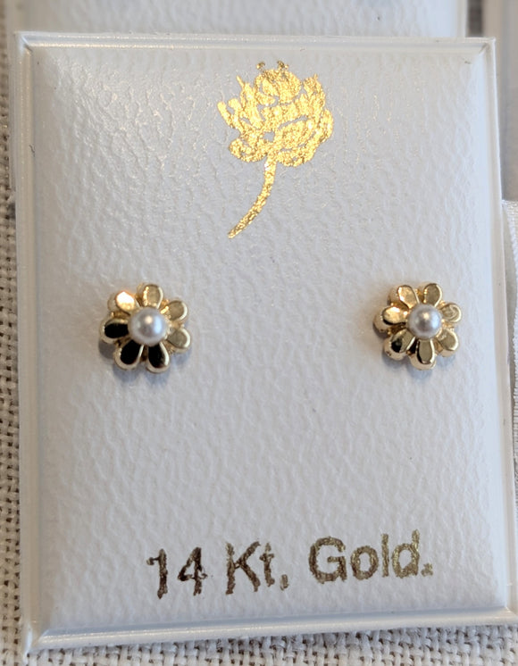 14 KT Daisy Pearl bead set in flower