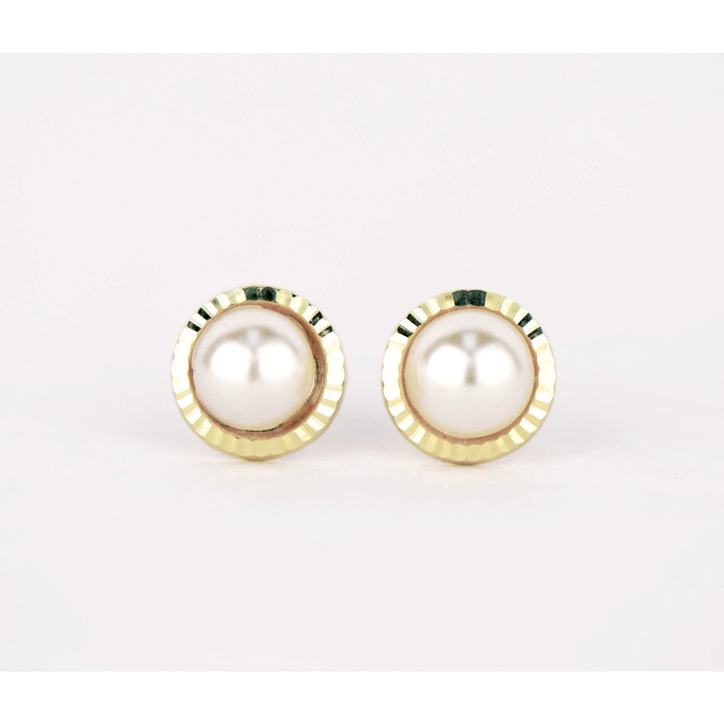 14 KT Toddler Pearl 4mm. saucer screw back earring